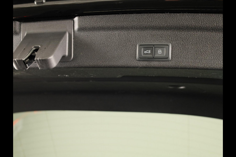 Audi Q3 Sportback 45 TFSI e S Edition 245pk | Parkeercamera | Trekhaak | Navigatie | Keyless entry | 19 inch Lichtmetalen velgen
