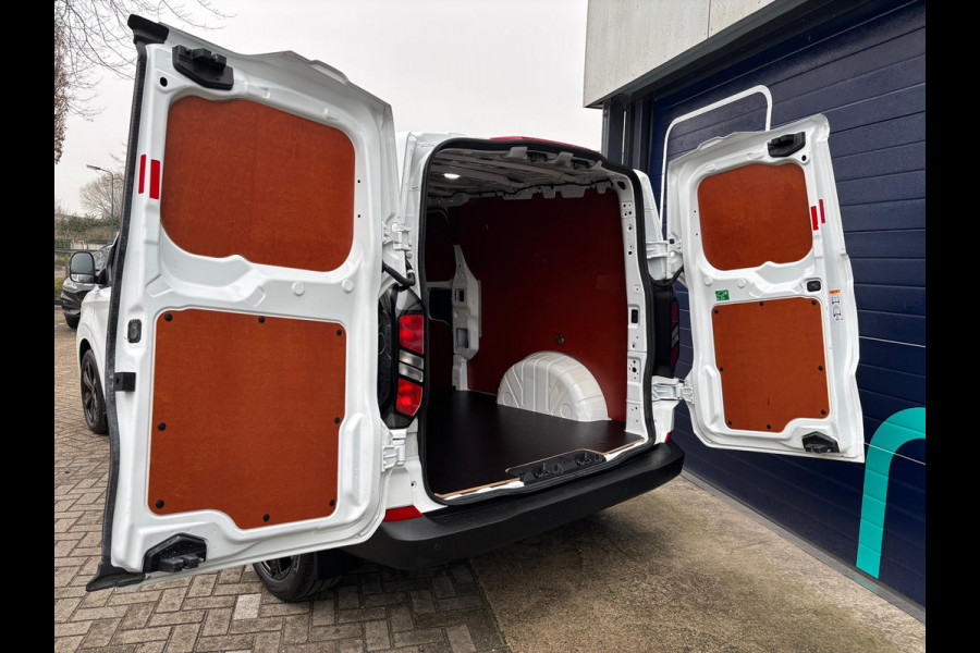 Ford Transit Custom 320L L2H1 Trend 136 PK NIEUW MODEL LICHTMETALEN VELGEN LED AIRCO CRUISE CONTROL CAMERA NAVIGATIE DMV CARPLAY LAADRUIMTE BETIMMERING