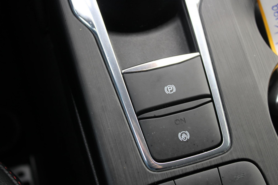 Ford Kuga 2.5 PHEV ST-Line X | Panoramadak | Adaptive cruise control | Head up Display | Winter Pack | Camera | 19 inch | Rode remklauwen