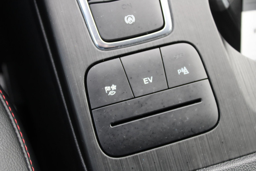 Ford Kuga 2.5 PHEV ST-Line X | Panoramadak | Adaptive cruise control | Head up Display | Winter Pack | Camera | 19 inch | Rode remklauwen