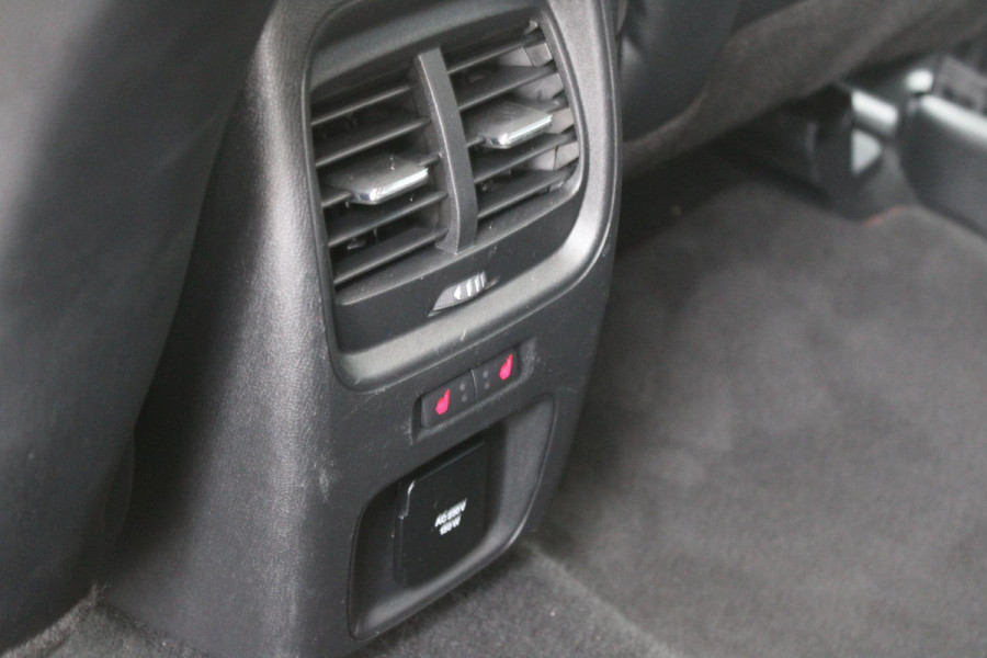 Ford Kuga 2.5 PHEV ST-Line X | Panoramadak | Adaptive cruise control | Head up Display | Winter Pack | Camera | 19 inch | Rode remklauwen