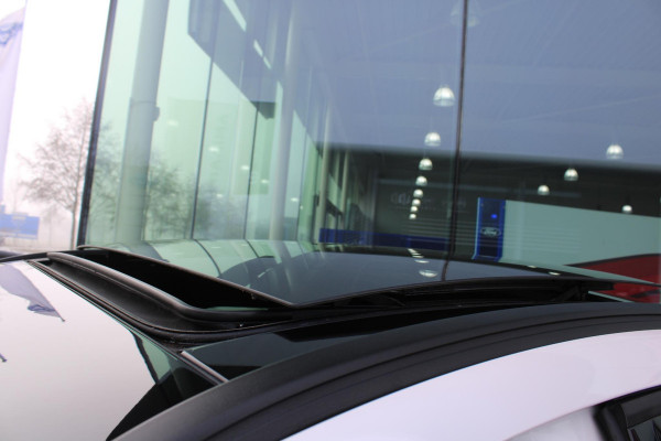 Ford Kuga 2.5 PHEV ST-Line X | Panoramadak | Adaptive cruise control | Head up Display | Winter Pack | Camera | 19 inch | Rode remklauwen