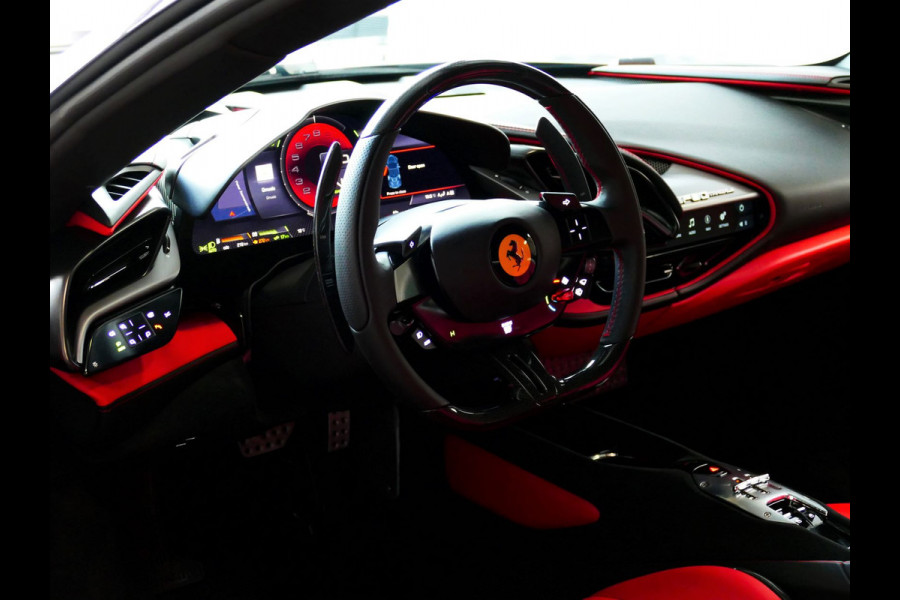 Ferrari SF90 Stradale 4.0 V8 1000 pk INCL BTW/BPM. CARBON SEATS/STUUR LIFT CARPLAY AFS CAMERA phev
