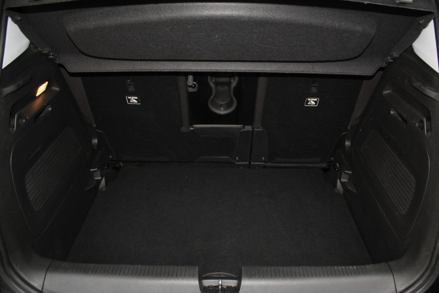 Opel Crossland X 1.2-131pk Turbo Innovation. Two tone. Erg nette en luxe hoogzitter voor nog jaren rijplezier ! Autm. airco, parkeersensoren v+a, camera, LM wielen, ergonomische voorstoelen, cruise control, side assist, navigatie, telefoonvoorb. etc.