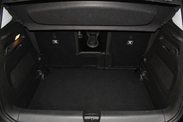 Opel Crossland X 1.2-131pk Turbo Innovation. Two tone. Erg nette en luxe hoogzitter voor nog jaren rijplezier ! Autm. airco, parkeersensoren v+a, camera, LM wielen, ergonomische voorstoelen, cruise control, side assist, navigatie, telefoonvoorb. etc.