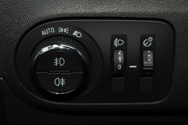 Opel Crossland X 1.2-131pk Turbo Innovation. Two tone. Erg nette en luxe hoogzitter voor nog jaren rijplezier ! Autm. airco, parkeersensoren v+a, camera, LM wielen, ergonomische voorstoelen, cruise control, side assist, navigatie, telefoonvoorb. etc.