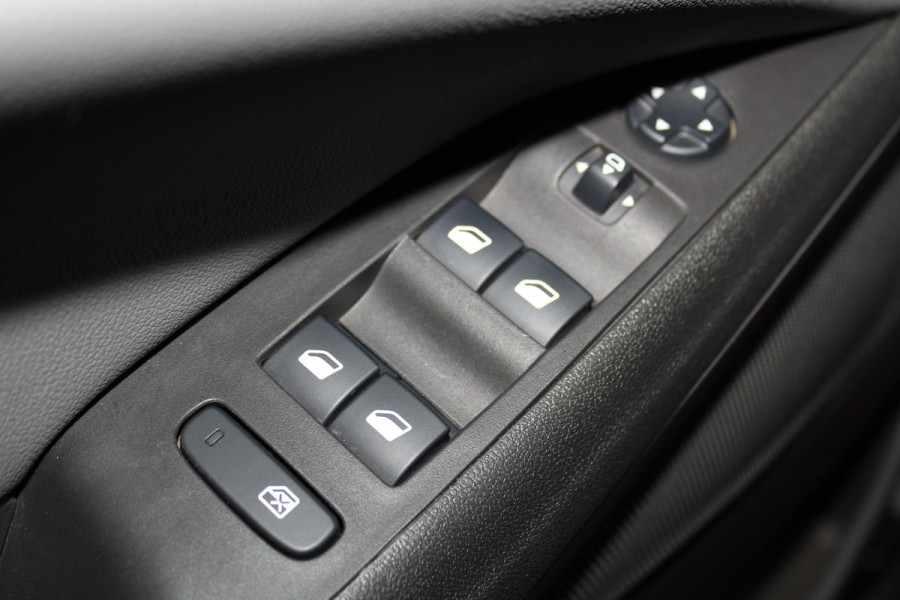 Opel Crossland X 1.2-131pk Turbo Innovation. Two tone. Erg nette en luxe hoogzitter voor nog jaren rijplezier ! Autm. airco, parkeersensoren v+a, camera, LM wielen, ergonomische voorstoelen, cruise control, side assist, navigatie, telefoonvoorb. etc.