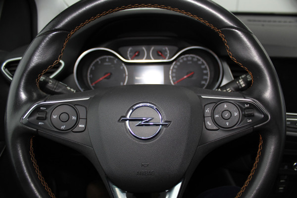 Opel Crossland X 1.2-131pk Turbo Innovation. Two tone. Erg nette en luxe hoogzitter voor nog jaren rijplezier ! Autm. airco, parkeersensoren v+a, camera, LM wielen, ergonomische voorstoelen, cruise control, side assist, navigatie, telefoonvoorb. etc.