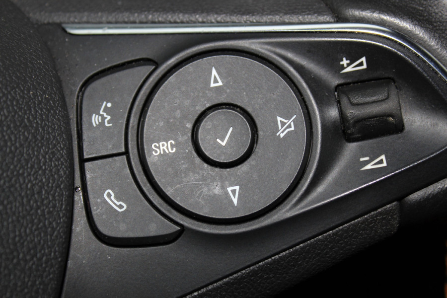 Opel Crossland X 1.2-131pk Turbo Innovation. Two tone. Erg nette en luxe hoogzitter voor nog jaren rijplezier ! Autm. airco, parkeersensoren v+a, camera, LM wielen, ergonomische voorstoelen, cruise control, side assist, navigatie, telefoonvoorb. etc.