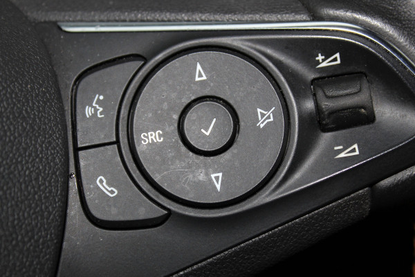 Opel Crossland X 1.2-131pk Turbo Innovation. Two tone. Erg nette en luxe hoogzitter voor nog jaren rijplezier ! Autm. airco, parkeersensoren v+a, camera, LM wielen, ergonomische voorstoelen, cruise control, side assist, navigatie, telefoonvoorb. etc.