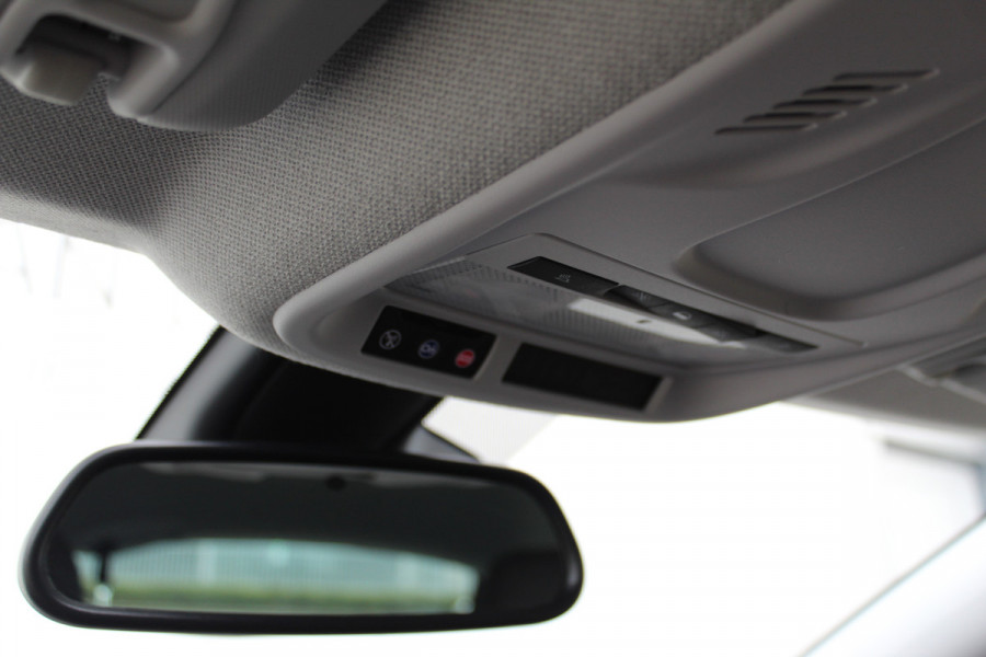 Opel Crossland X 1.2-131pk Turbo Innovation. Two tone. Erg nette en luxe hoogzitter voor nog jaren rijplezier ! Autm. airco, parkeersensoren v+a, camera, LM wielen, ergonomische voorstoelen, cruise control, side assist, navigatie, telefoonvoorb. etc.