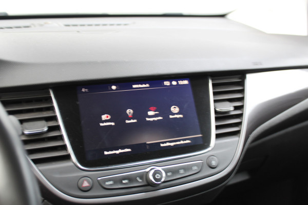 Opel Crossland X 1.2-131pk Turbo Innovation. Two tone. Erg nette en luxe hoogzitter voor nog jaren rijplezier ! Autm. airco, parkeersensoren v+a, camera, LM wielen, ergonomische voorstoelen, cruise control, side assist, navigatie, telefoonvoorb. etc.