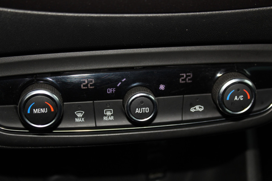 Opel Crossland X 1.2-131pk Turbo Innovation. Two tone. Erg nette en luxe hoogzitter voor nog jaren rijplezier ! Autm. airco, parkeersensoren v+a, camera, LM wielen, ergonomische voorstoelen, cruise control, side assist, navigatie, telefoonvoorb. etc.