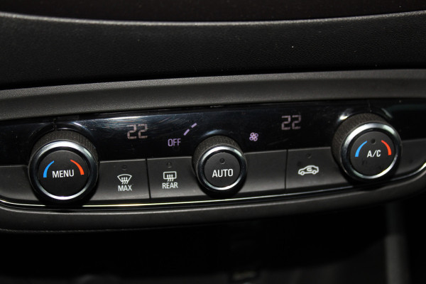 Opel Crossland X 1.2-131pk Turbo Innovation. Two tone. Erg nette en luxe hoogzitter voor nog jaren rijplezier ! Autm. airco, parkeersensoren v+a, camera, LM wielen, ergonomische voorstoelen, cruise control, side assist, navigatie, telefoonvoorb. etc.