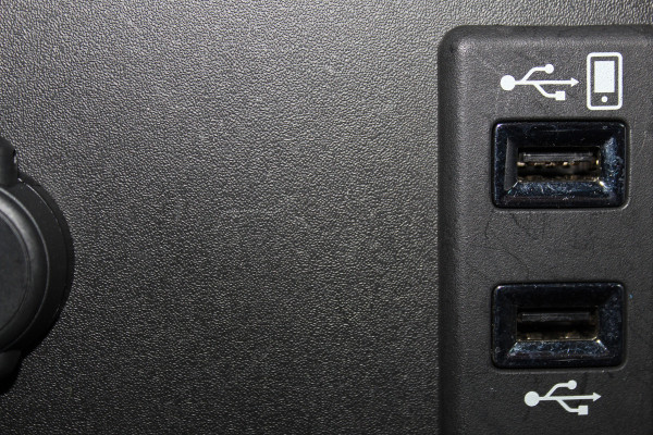 Opel Crossland X 1.2-131pk Turbo Innovation. Two tone. Erg nette en luxe hoogzitter voor nog jaren rijplezier ! Autm. airco, parkeersensoren v+a, camera, LM wielen, ergonomische voorstoelen, cruise control, side assist, navigatie, telefoonvoorb. etc.