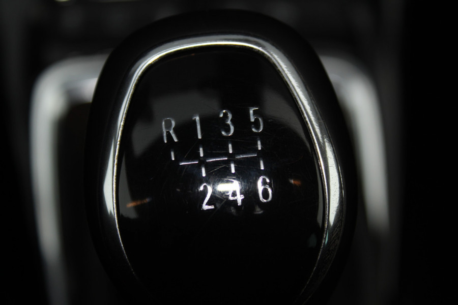 Opel Crossland X 1.2-131pk Turbo Innovation. Two tone. Erg nette en luxe hoogzitter voor nog jaren rijplezier ! Autm. airco, parkeersensoren v+a, camera, LM wielen, ergonomische voorstoelen, cruise control, side assist, navigatie, telefoonvoorb. etc.