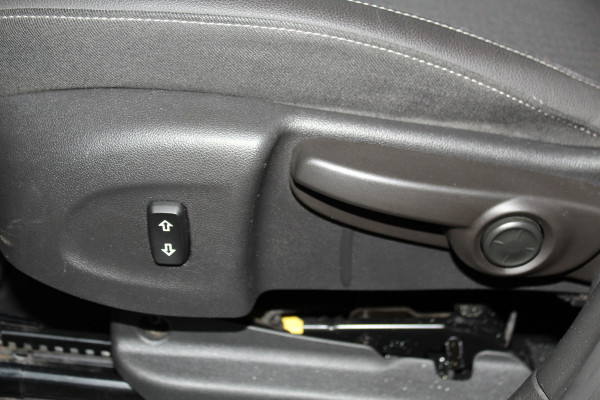 Opel Crossland X 1.2-131pk Turbo Innovation. Two tone. Erg nette en luxe hoogzitter voor nog jaren rijplezier ! Autm. airco, parkeersensoren v+a, camera, LM wielen, ergonomische voorstoelen, cruise control, side assist, navigatie, telefoonvoorb. etc.