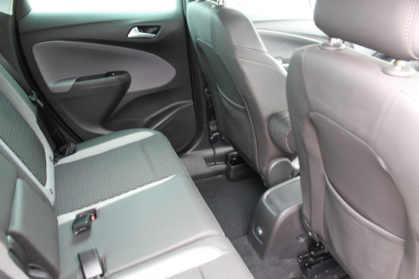 Opel Crossland X 1.2-131pk Turbo Innovation. Two tone. Erg nette en luxe hoogzitter voor nog jaren rijplezier ! Autm. airco, parkeersensoren v+a, camera, LM wielen, ergonomische voorstoelen, cruise control, side assist, navigatie, telefoonvoorb. etc.