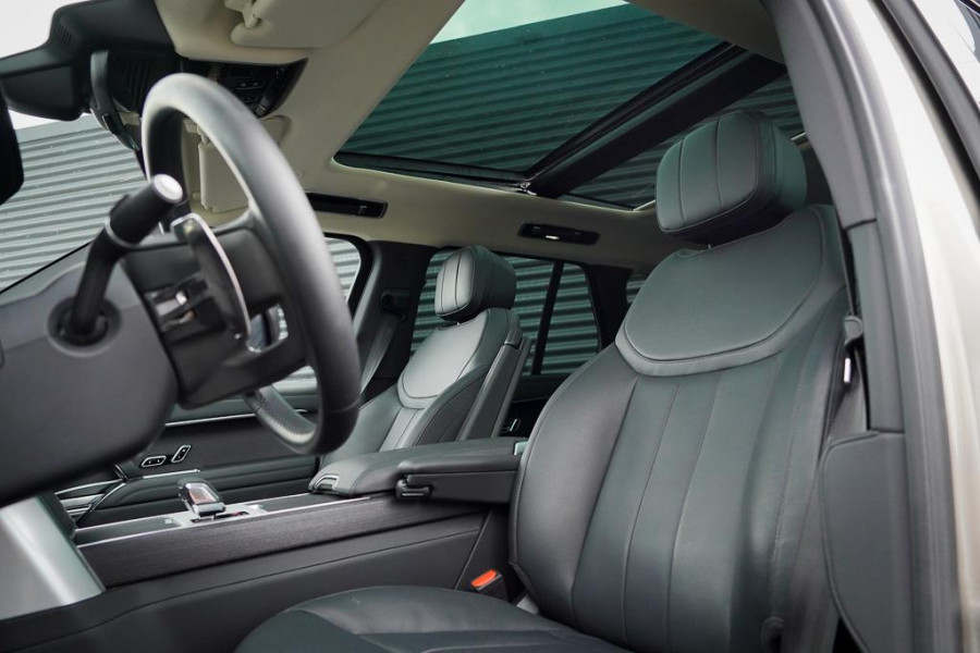 Land Rover Range Rover 3.0 P460e HSE PHEV / Batumi Gold / Towing Pack / Pano / NL Auto / 4Wiel sturing