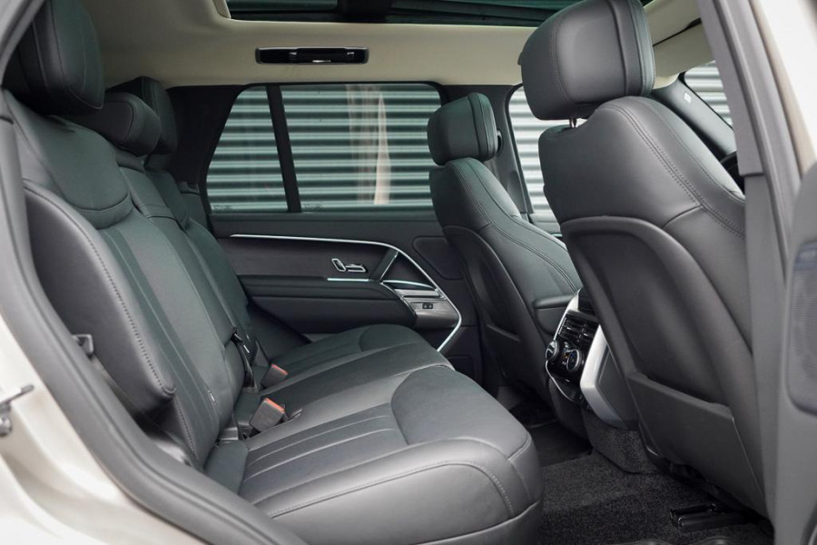 Land Rover Range Rover 3.0 P460e HSE PHEV / Batumi Gold / Towing Pack / Pano / NL Auto / 4Wiel sturing