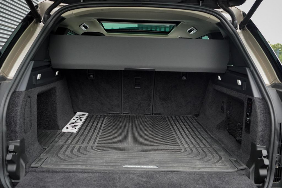 Land Rover Range Rover 3.0 P460e HSE PHEV / Batumi Gold / Towing Pack / Pano / NL Auto / 4Wiel sturing