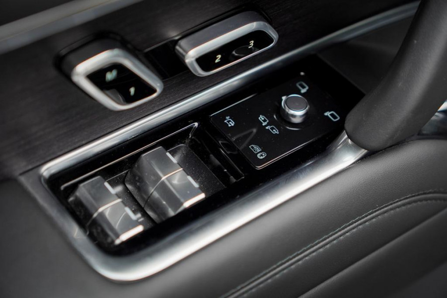 Land Rover Range Rover 3.0 P460e HSE PHEV / Batumi Gold / Towing Pack / Pano / NL Auto / 4Wiel sturing