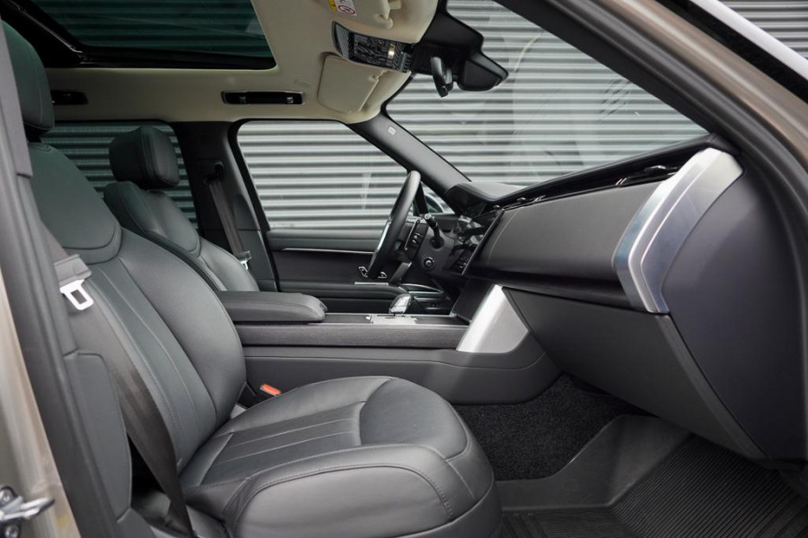 Land Rover Range Rover 3.0 P460e HSE PHEV / Batumi Gold / Towing Pack / Pano / NL Auto / 4Wiel sturing