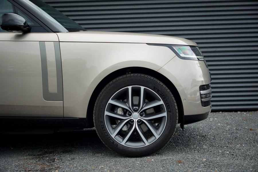 Land Rover Range Rover 3.0 P460e HSE PHEV / Batumi Gold / Towing Pack / Pano / NL Auto / 4Wiel sturing