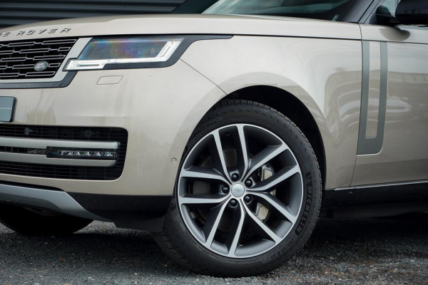 Land Rover Range Rover 3.0 P460e HSE PHEV / Batumi Gold / Towing Pack / Pano / NL Auto / 4Wiel sturing