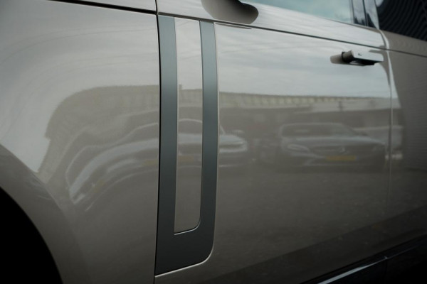 Land Rover Range Rover 3.0 P460e HSE PHEV / Batumi Gold / Towing Pack / Pano / NL Auto / 4Wiel sturing