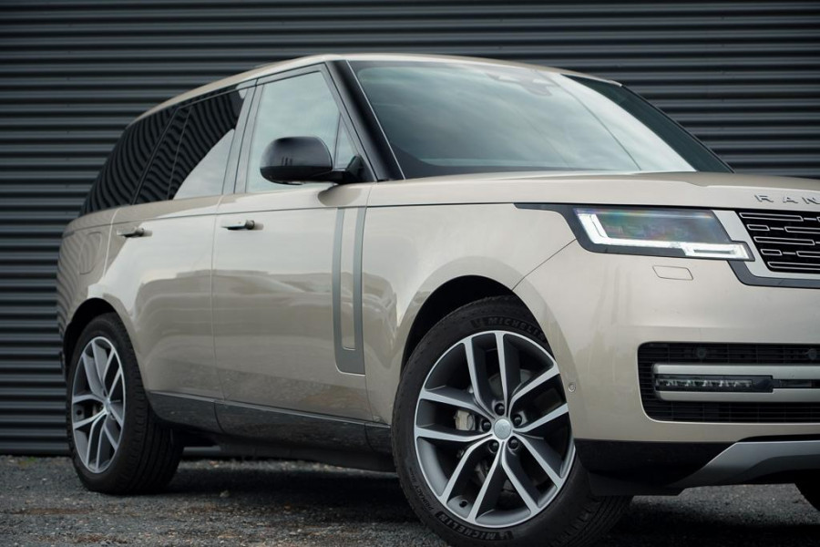 Land Rover Range Rover 3.0 P460e HSE PHEV / Batumi Gold / Towing Pack / Pano / NL Auto / 4Wiel sturing