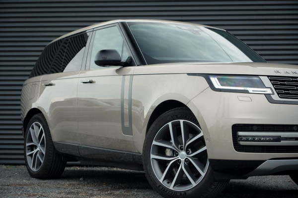 Land Rover Range Rover 3.0 P460e HSE PHEV / Batumi Gold / Towing Pack / Pano / NL Auto / 4Wiel sturing