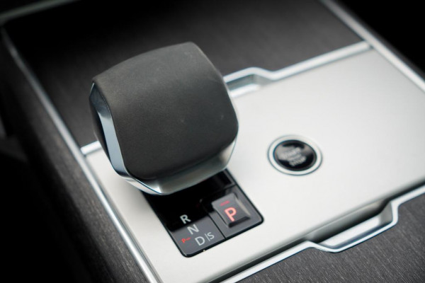 Land Rover Range Rover 3.0 P460e HSE PHEV / Batumi Gold / Towing Pack / Pano / NL Auto / 4Wiel sturing