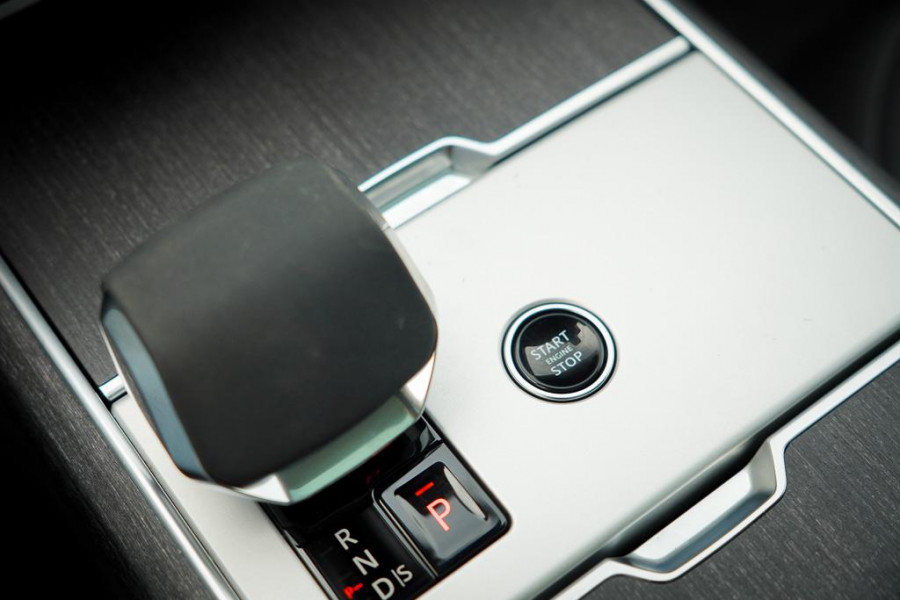 Land Rover Range Rover 3.0 P460e HSE PHEV / Batumi Gold / Towing Pack / Pano / NL Auto / 4Wiel sturing