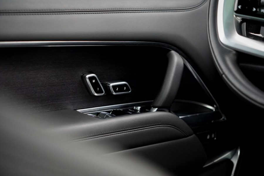 Land Rover Range Rover 3.0 P460e HSE PHEV / Batumi Gold / Towing Pack / Pano / NL Auto / 4Wiel sturing