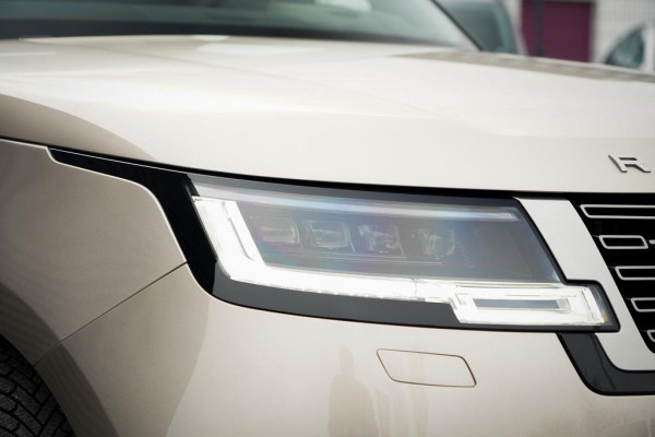 Land Rover Range Rover 3.0 P460e HSE PHEV / Batumi Gold / Towing Pack / Pano / NL Auto / 4Wiel sturing