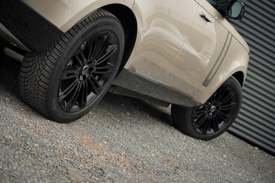 Land Rover Range Rover 3.0 P460e HSE PHEV / Batumi Gold / Towing Pack / Pano / NL Auto / 4Wiel sturing