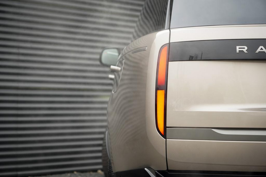 Land Rover Range Rover 3.0 P460e HSE PHEV / Batumi Gold / Towing Pack / Pano / NL Auto / 4Wiel sturing