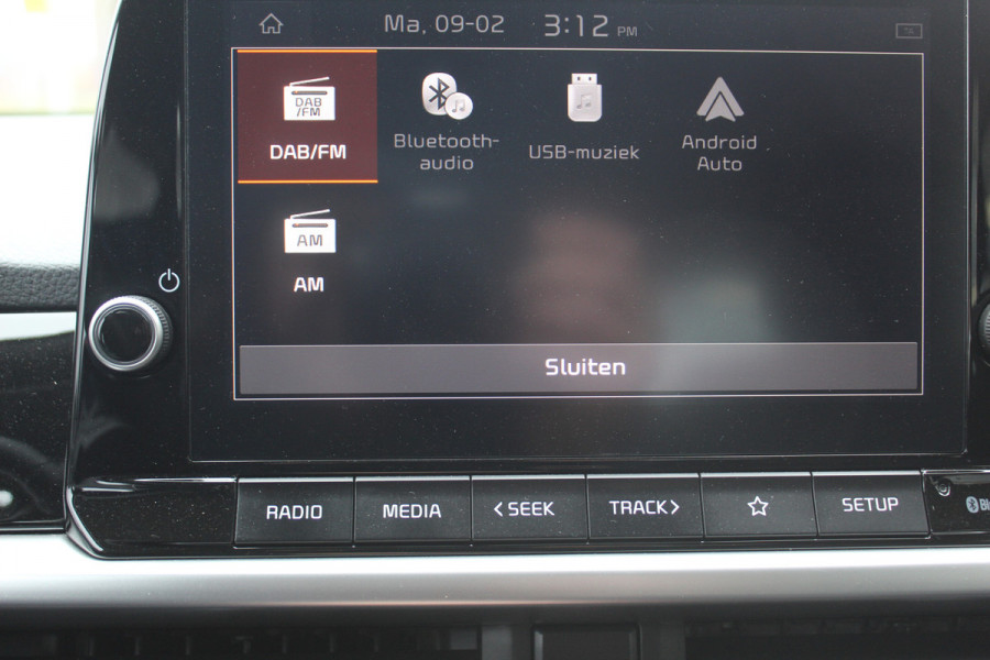 Kia Picanto 1.0-67pk DPi DynamicLine. Kwalitatief erg goed wagen voor jaren zorgeloos rijplezier! Airco, metallic lak, camera, cruise control, elektr. ramen v+a, Android auto/Apple carplay, DAB radio, USB aansl., LM wielen etc