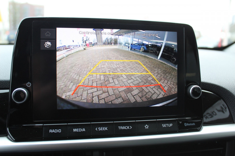 Kia Picanto 1.0-67pk DPi DynamicLine. Kwalitatief erg goed wagen voor jaren zorgeloos rijplezier! Airco, metallic lak, camera, cruise control, elektr. ramen v+a, Android auto/Apple carplay, DAB radio, USB aansl., LM wielen etc