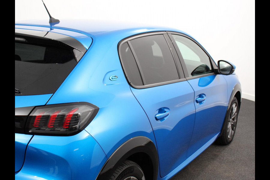 Peugeot e-208 EV Allure 50 kWh Climate control | Cruise control | LED | Camera | Parkeersensor achter | Lane assist | Navigatie | Apple Carplay/ Android Auto