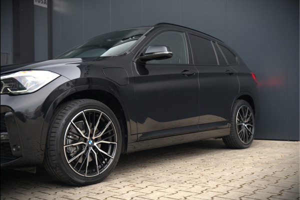 BMW X1 xDrive25e Business Ed. Plus M Sport | Adaptive Cruise Control | Leer | Keyless | Camera | Stuurverwarming | Stoelverwarming | Trekhaak | Shadow line | DAB | HIFI | Automaat | PDC | Navigatie |