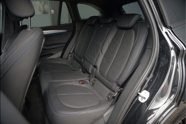 BMW X1 xDrive25e Business Ed. Plus M Sport | Adaptive Cruise Control | Leer | Keyless | Camera | Stuurverwarming | Stoelverwarming | Trekhaak | Shadow line | DAB | HIFI | Automaat | PDC | Navigatie |