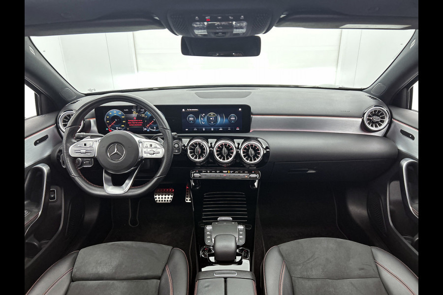 Mercedes-Benz A-Klasse 200 Business Solution AMG (PANORAMADAK, SFEERVERLICHTING, CAMERA, 1e EIGENAAR, GOED ONDERHOUDEN)