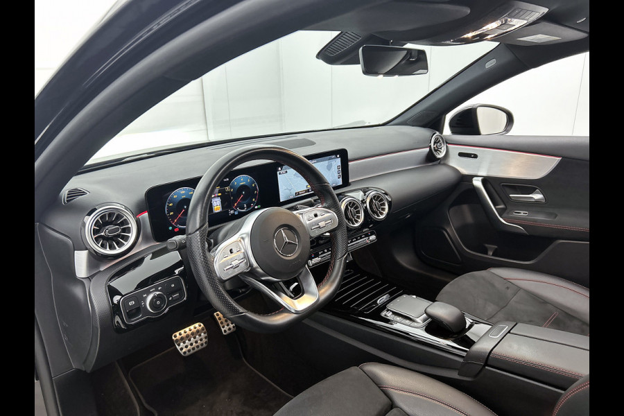 Mercedes-Benz A-Klasse 200 Business Solution AMG (PANORAMADAK, SFEERVERLICHTING, CAMERA, 1e EIGENAAR, GOED ONDERHOUDEN)