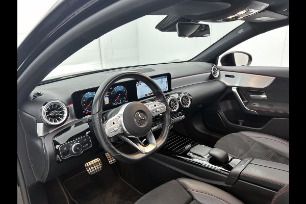 Mercedes-Benz A-Klasse 200 Business Solution AMG (PANORAMADAK, SFEERVERLICHTING, CAMERA, 1e EIGENAAR, GOED ONDERHOUDEN)