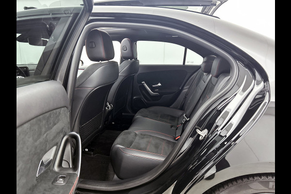 Mercedes-Benz A-Klasse 200 Business Solution AMG (PANORAMADAK, SFEERVERLICHTING, CAMERA, 1e EIGENAAR, GOED ONDERHOUDEN)