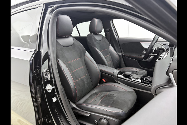 Mercedes-Benz A-Klasse 200 Business Solution AMG (PANORAMADAK, SFEERVERLICHTING, CAMERA, 1e EIGENAAR, GOED ONDERHOUDEN)