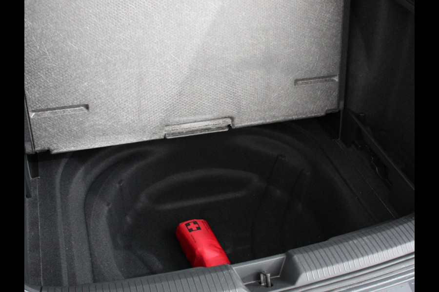 Volkswagen Golf Variant 1.5 eTSI 130pk DSG Life | Navigatie | Apple Carplay/Android Auto | Inklapbare trekhaak | Parkeersensoren | Adaptive Cruise Control | Stoel- en stuurverwarming | Climate Control | Lichtmetalen Velgen