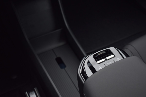 Volvo EX30 Extended Range Plus 69 kWh | 7000,- korting | Apple carplay | 20" velgen | H&K Audio | ACC | BLIS | Camera |